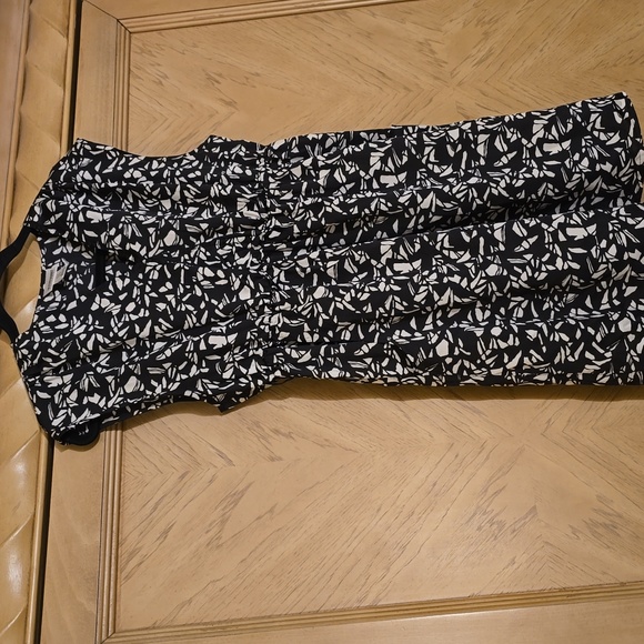 Motherhood Maternity Empire Waist Black and White Geometric Print Top. Medium - Picture 2 of 9